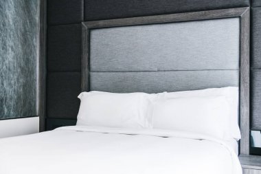 beyaz yastık yatağın üstünde