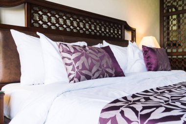 Yatakta rahat yastık