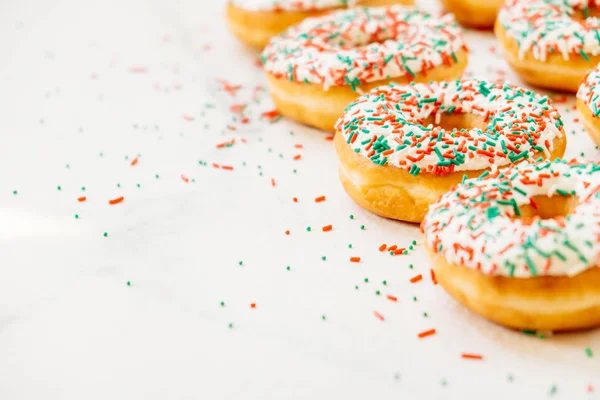 Donuts mit weißer Schokoladencreme und Zucker — Stockfoto