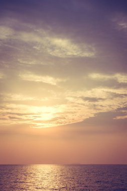 Sahilde ve denizde güzel bir gün batımı