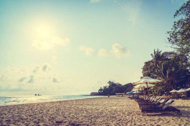 Şemsiye ve sandalye üzerinde plaj ve deniz