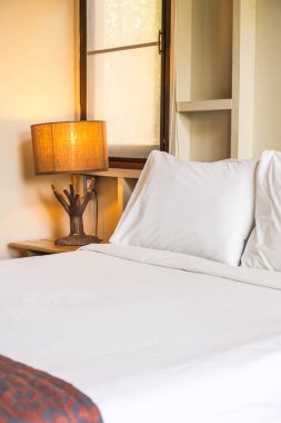 Yatakta rahat yastık