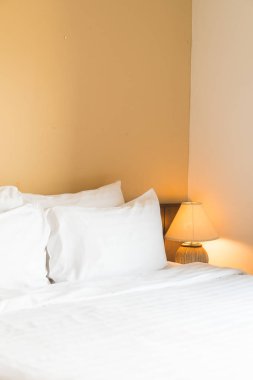 Yatakta ışık lamba ile beyaz rahat yastık