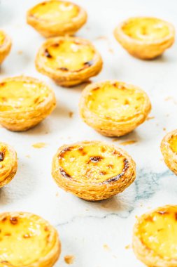 Şekerli tatlı tart yumurta ile