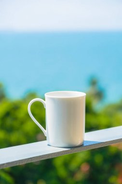 Beyaz kahve fincanı Deniz Manzaralı
