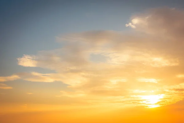 Hermosa puesta de sol en la playa y el mar — Foto de Stock