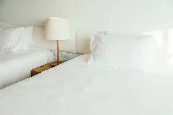 Almohada blanca en la cama — Foto de Stock