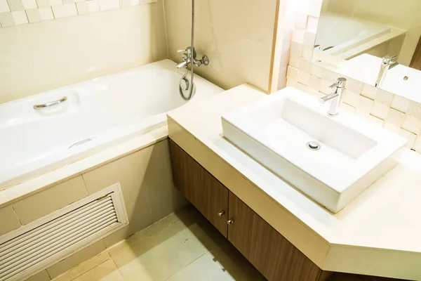 Fregadero blanco y decoración de grifo y bañera en el baño —  Fotos de Stock