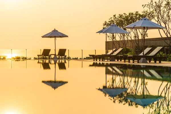 Mooie parasol en stoel rond zwembad in hotel en r — Stockfoto