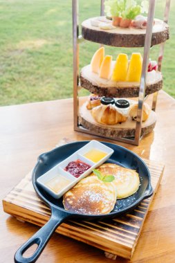 Kahvaltıda tatlı soslu krep