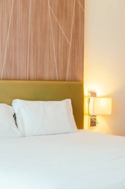 beyaz yastık yatağın üstünde