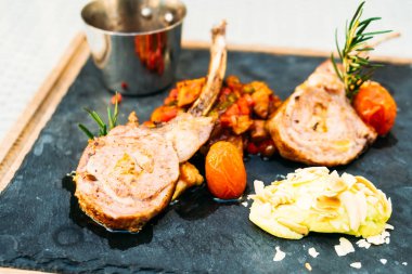 Izgara kuzu pirzolası biftek sosu ile