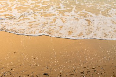 Güzel bir plaj ve deniz gündoğumu zamanında