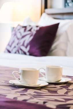 Beyaz kahve fincanı yatakta