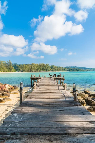 Palmy kokosowe drzewo na plażę i morze — Zdjęcie stockowe