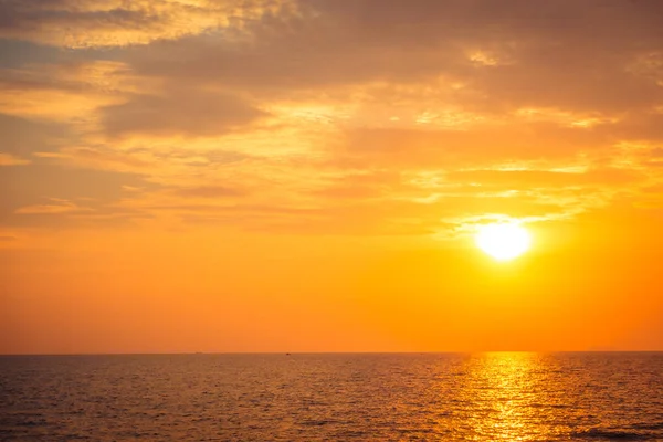 Bellissimo tramonto sulla spiaggia e sul mare — Foto Stock