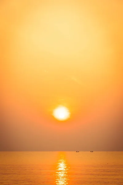 Vacker soluppgång på stranden och havet — Stockfoto