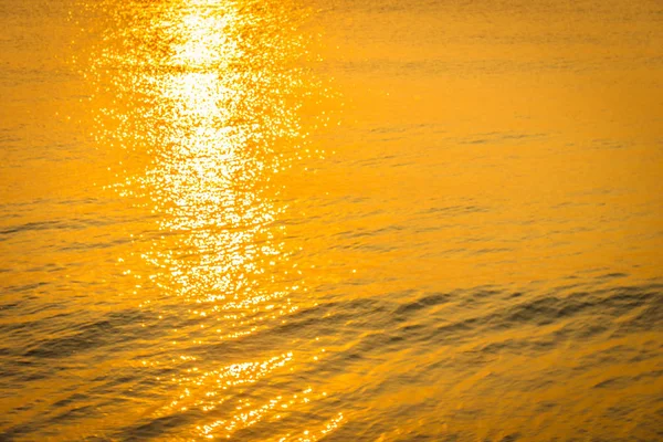Schöner Sonnenaufgang am Strand und Meer — Stockfoto