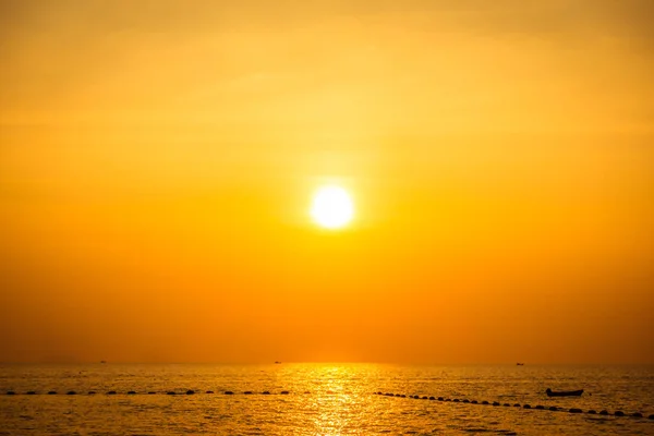 Gyönyörű naplemente a tengerparton és a tengeren — Stock Fotó