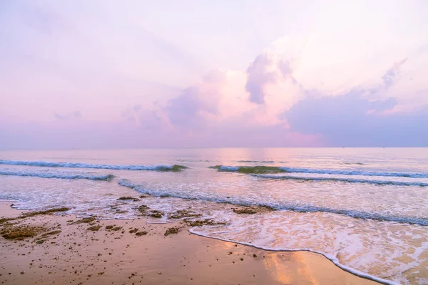 Belle plage et mer au lever du soleil — Photo