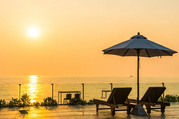 Belle parasol et chaise autour de la piscine à l'hôtel et r — Photo