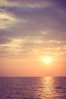 Sahilde ve denizde güzel bir gün batımı