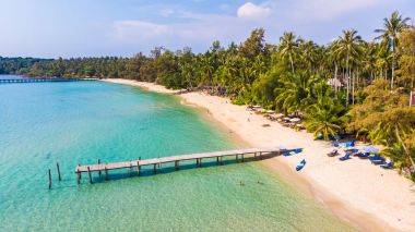 Deniz ve plaj ile havadan görünümü