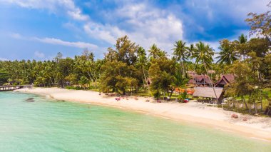 Deniz ve plaj ile havadan görünümü