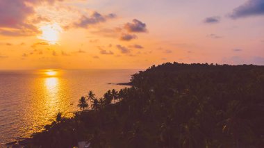 Deniz ve plaj adanın ile havadan görünümü