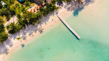 Deniz ve plaj ile havadan görünümü