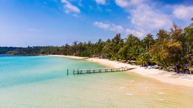 Deniz ve plaj ile havadan görünümü