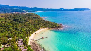 Deniz ve plaj ile havadan görünümü