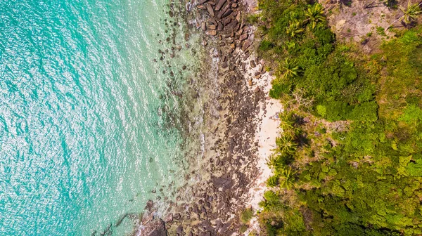 Вид с воздуха с видом на море и пляж — стоковое фото