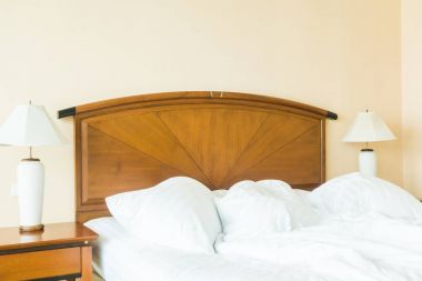 Yatakta yastık rumple