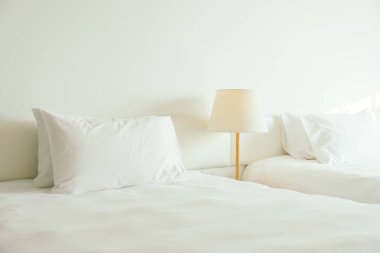 beyaz yastık yatağın üstünde