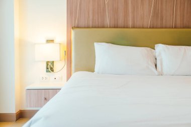 beyaz yastık yatağın üstünde