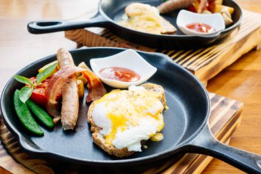 Yumurta benedict sosis pastırma ve domates sos ile