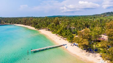 Deniz ve plaj ile havadan görünümü