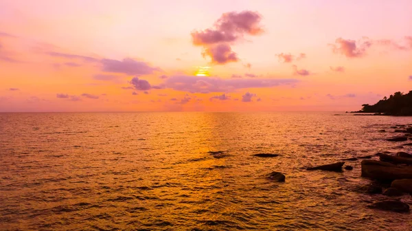 Vue aérienne avec mer et plage sur l'île — Photo