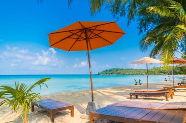 Şemsiye ve sandalye üzerinde plaj ve deniz