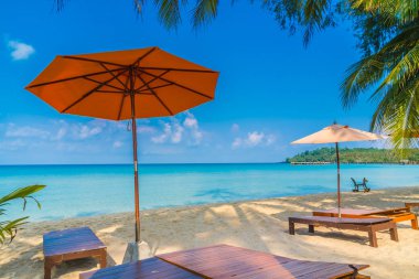 Şemsiye ve sandalye üzerinde plaj ve deniz