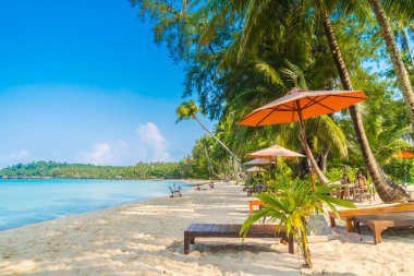 Şemsiye ve sandalye üzerinde plaj ve deniz