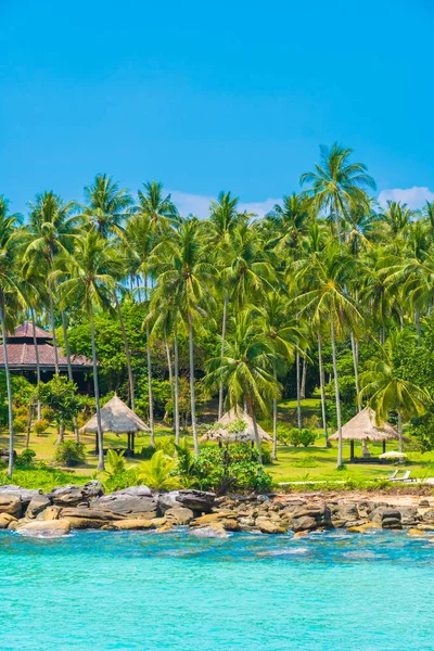 Bella spiaggia tropicale e mare — Foto Stock