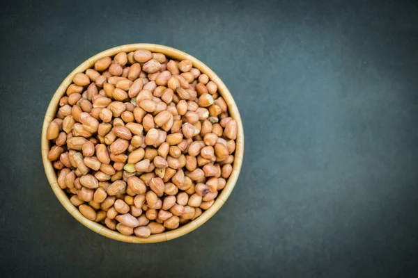 Cacahuètes dans un bol en bois — Photo