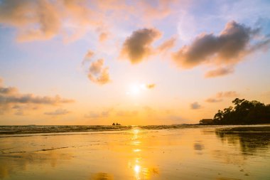 Sahilde ve denizde güzel bir gün batımı