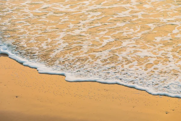 Praia bonita e mar na hora do nascer do sol — Fotografia de Stock