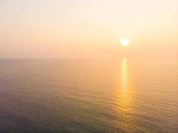 Vista aérea amanecer con mar — Foto de Stock