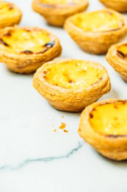 Şekerli tatlı tart yumurta ile