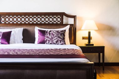 Yatakta rahat yastık