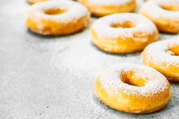 Sobremesa doce com muitos donuts — Fotografia de Stock